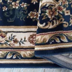  Dy. Exclusive 04 N - tamnoplavi tepih s rozetom 80 x 150 cm